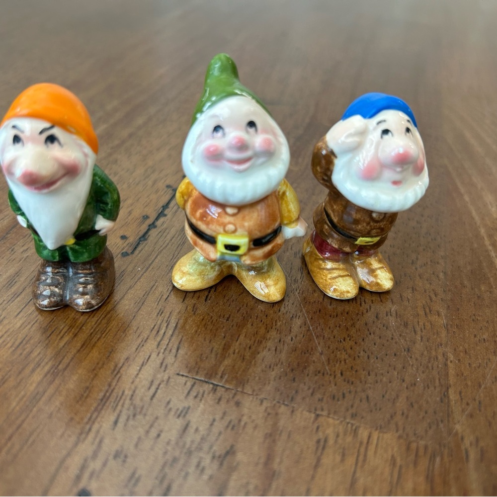 Vintage Disney circa 1970’s Snow White kneeling with the 7 dwarfs. - Picture 3 of 10